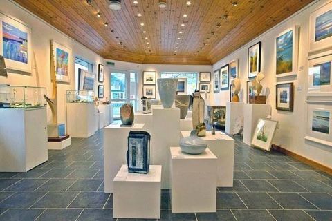 Explore Art Gallery Display Pedestals: A Complete Guide to Types, Designs, and Uses